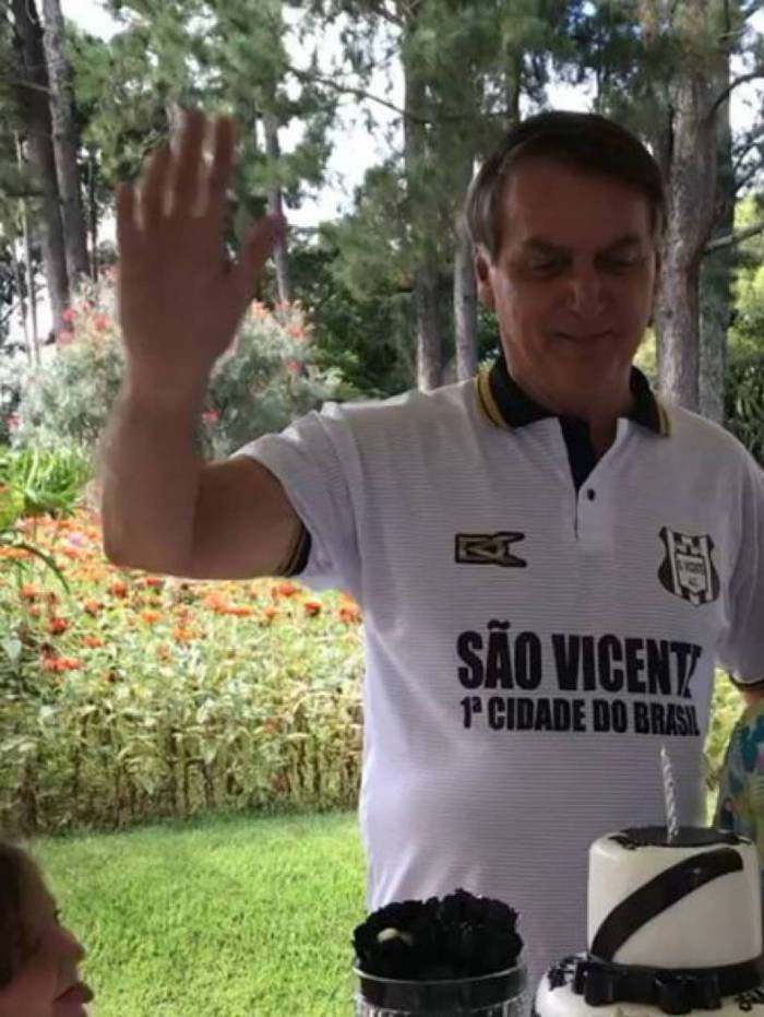 Jair Bolsonaro ganhou 'festinha' com bolo no seu aniversário de 65 anos