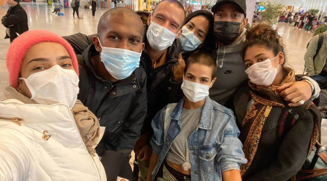 A atriz Pérola Faria entre os colegas de elenco da novela 'Gênesis', da Record TV - Reprodução/Instagram