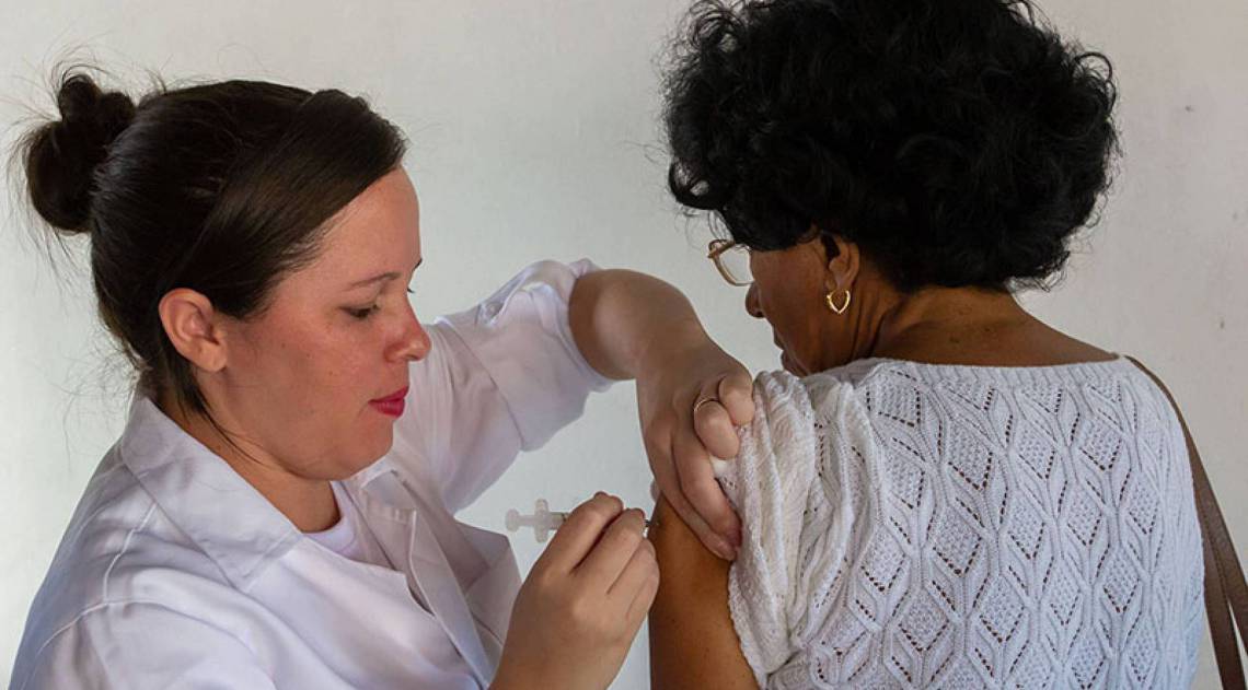 Nesta primeira fase, ser&atilde;o vacinados os idosos (60 anos ou mais) e os profissionais de sa&uacute;de - Rui Porto Filho/Secom PMM