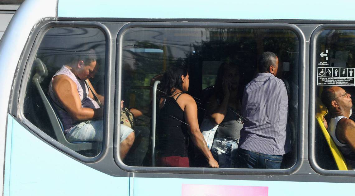 BRT tamb&eacute;m circulou com pessoas em p&eacute; nesta segunda-feira. Na foto, a esta&ccedil;&atilde;o da Pra&ccedil;a Seca.