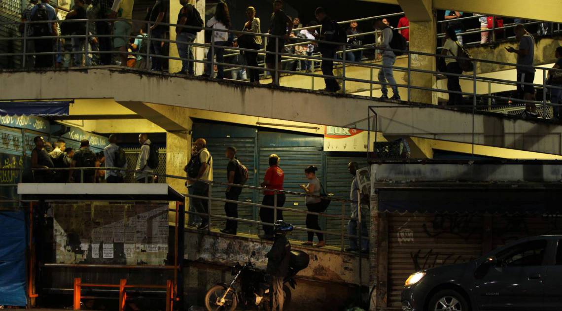 Esta&ccedil;&atilde;o de trem da SuperVia em Nova Igua&ccedil;u teve longas filas por conta de controle de acesso para embarque para a capital - Estefan Radovicz