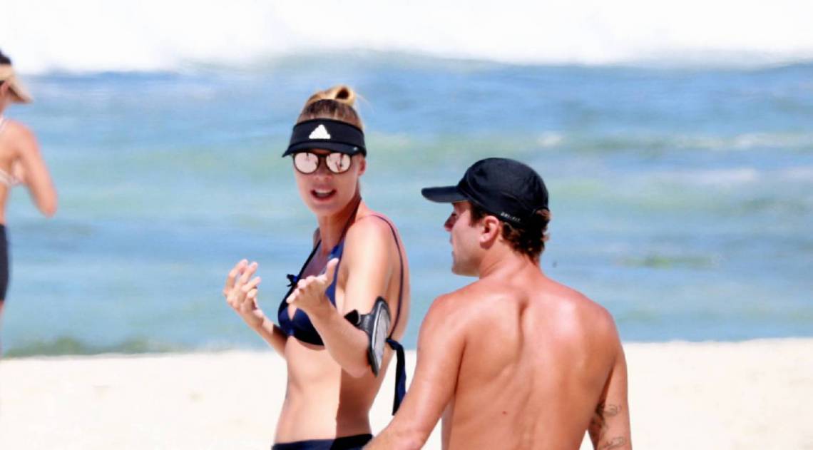 Roger Flores e a namorada n&atilde;o respeitam a quarentena e curtem dia de sol na praia