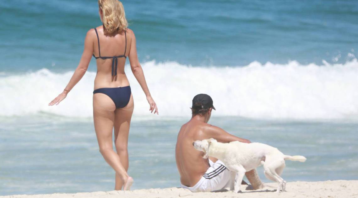 Roger Flores e a namorada n&atilde;o respeitam a quarentena e curtem dia de sol na praia