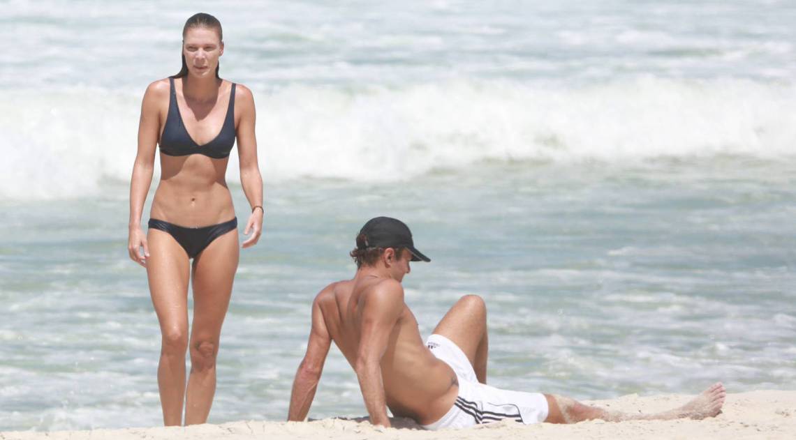 Roger Flores e a namorada n&atilde;o respeitam a quarentena e curtem dia de sol na praia