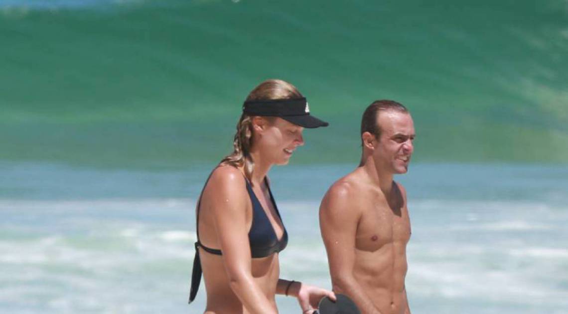 Roger Flores e a namorada n&atilde;o respeitam a quarentena e curtem dia de sol na praia