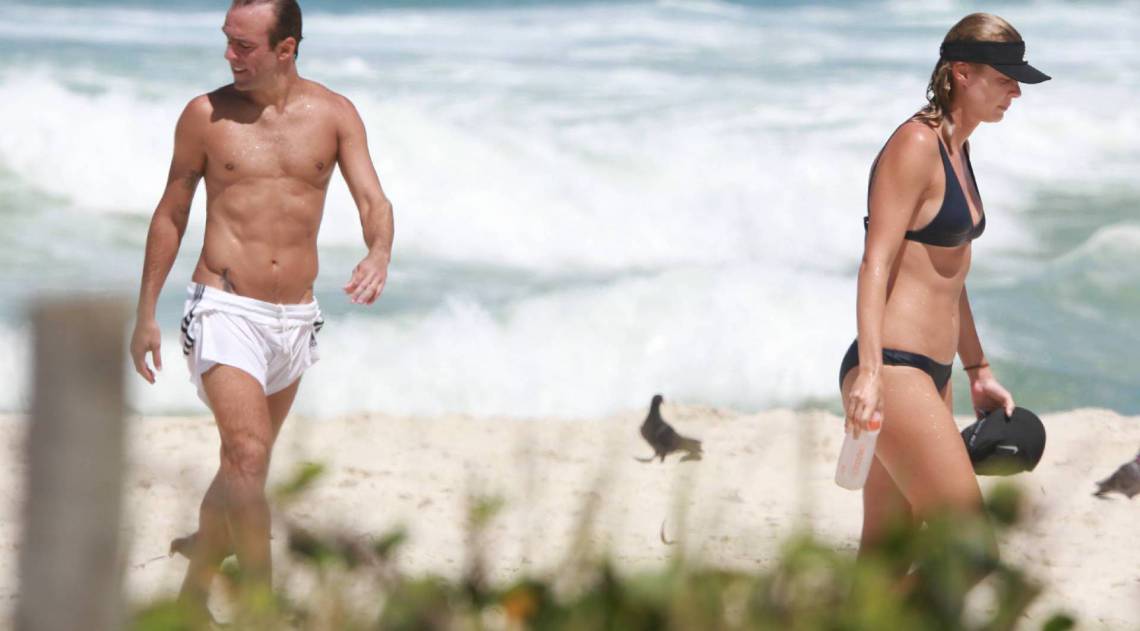 Roger Flores e a namorada não respeitam a quarentena e curtem dia de sol na praia - Ag. News