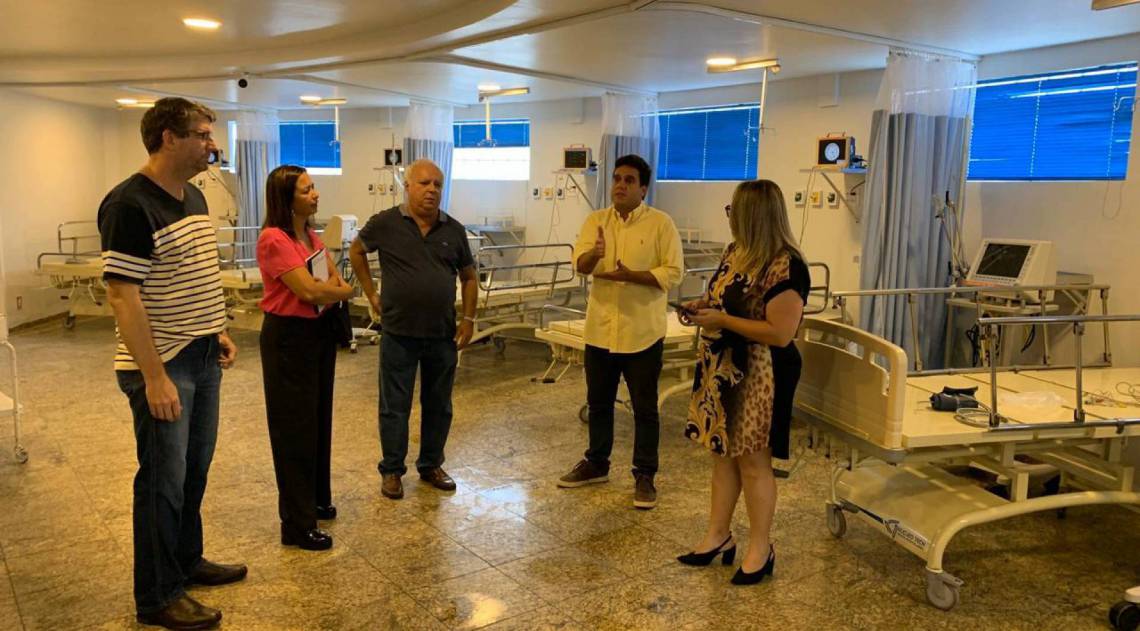 O prefeito Rafael Diniz (à direita, de branco) com servidores da Saúde no novo Centro de Combate ao Coronavírus de Campos