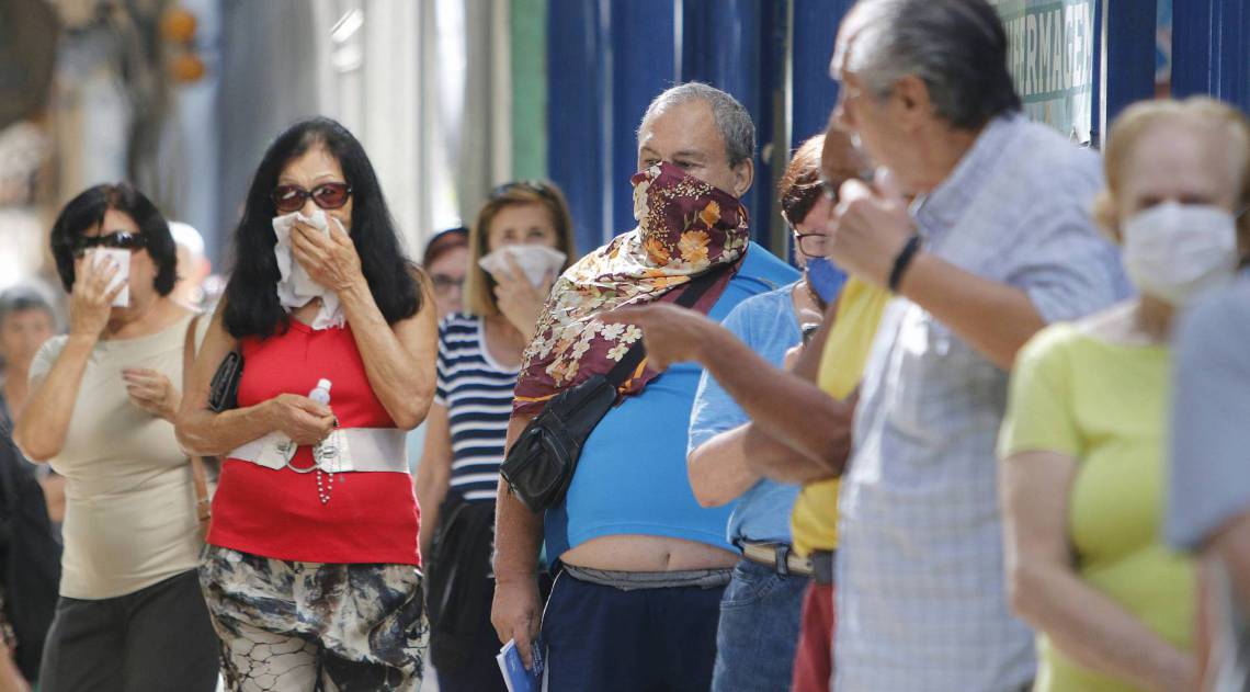 Fila em frente ao posto de saúde Manoel José Ferreira, no Catete  - Reginaldo Pimenta