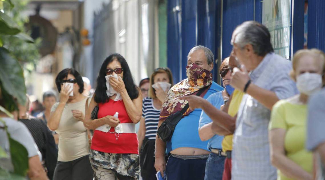 Idosos formaram grandes filas para se vacinar contra o v&iacute;rus da gripe - Reginaldo Pimenta