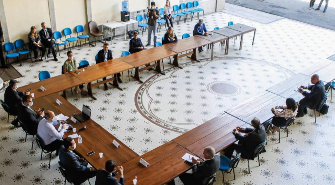 Governador Wilson Witzel e reuniu nesta segunda com representantes da Cedae, Light, Naturgy, ProLagos, Procon e empresas de telefonia e de serviços móveis celular e pessoal - Governo / Divulgação