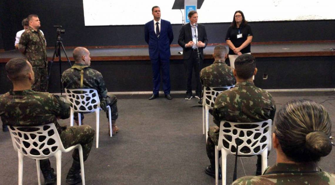 Militares se apresentam à Prefeitura do Rio