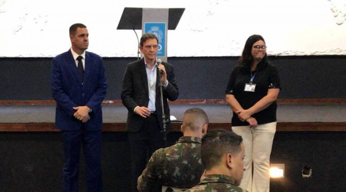 Militares se apresentam à Prefeitura do Rio