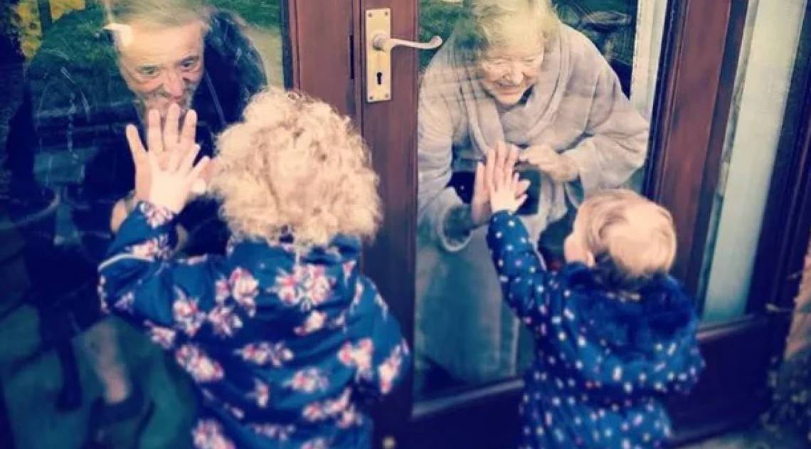 Senhoras de de 81 anos interagiram com as bisnetas - Facebook