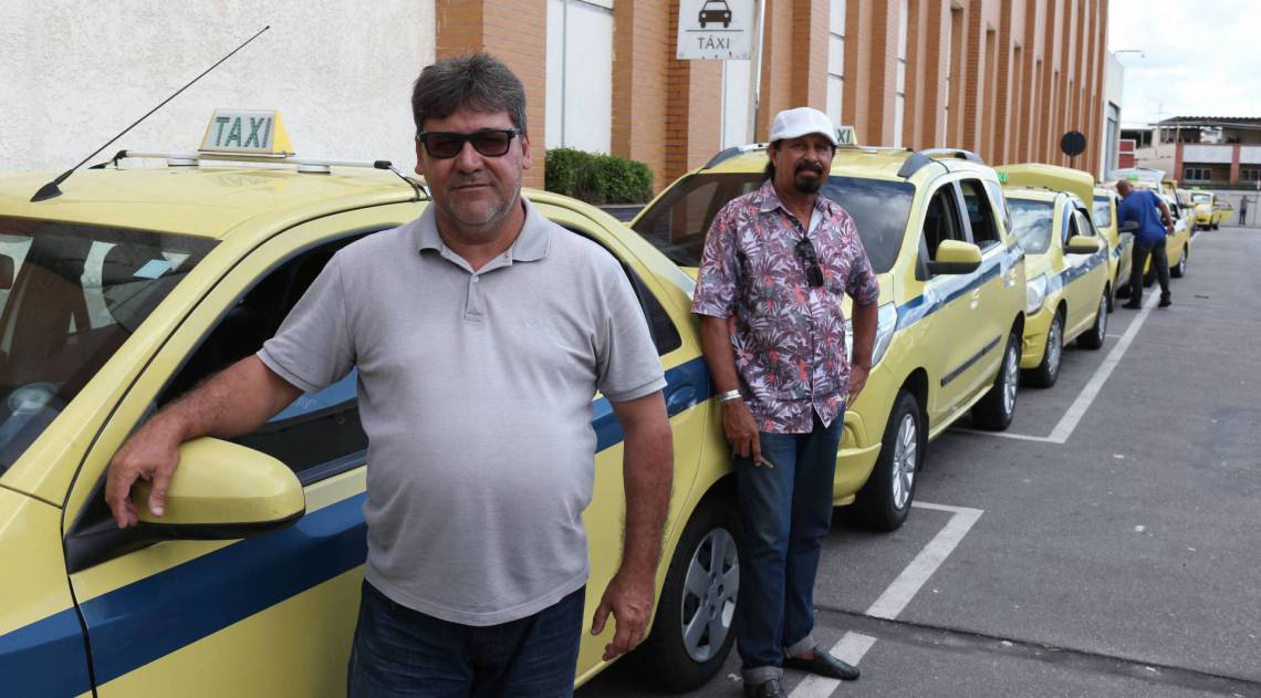 Fila de taxistas no Carioca Shopping: clientes sumiram e crise bate fundo - Cléber Mendes