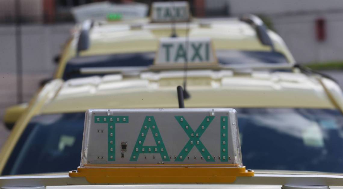 Rio,24/03/2020-VILA DA PENHA, Carioca Shopping, Taxistas fazem fila Ã  espera de clientes,na foto. fila de taxis  .Foto: Cleber Mendes/AgÃªncia O Dia - ClÃ©ber Mendes