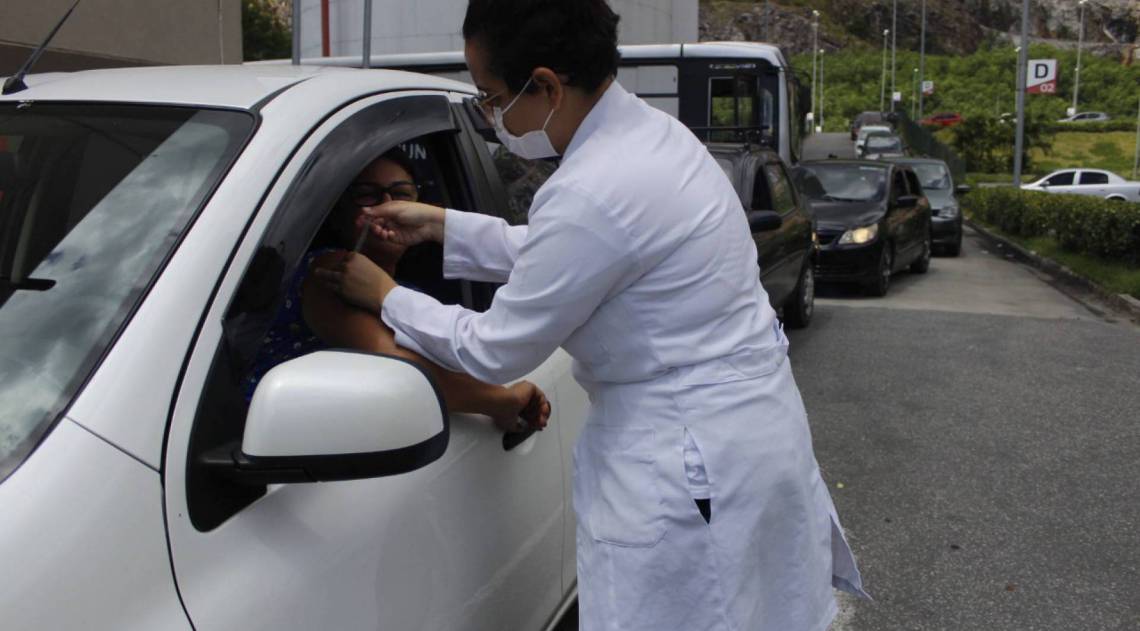 Profissionais de saúde vacinaram os idosos dentro do carro no estacionamento do Shopping Nova Iguaçu