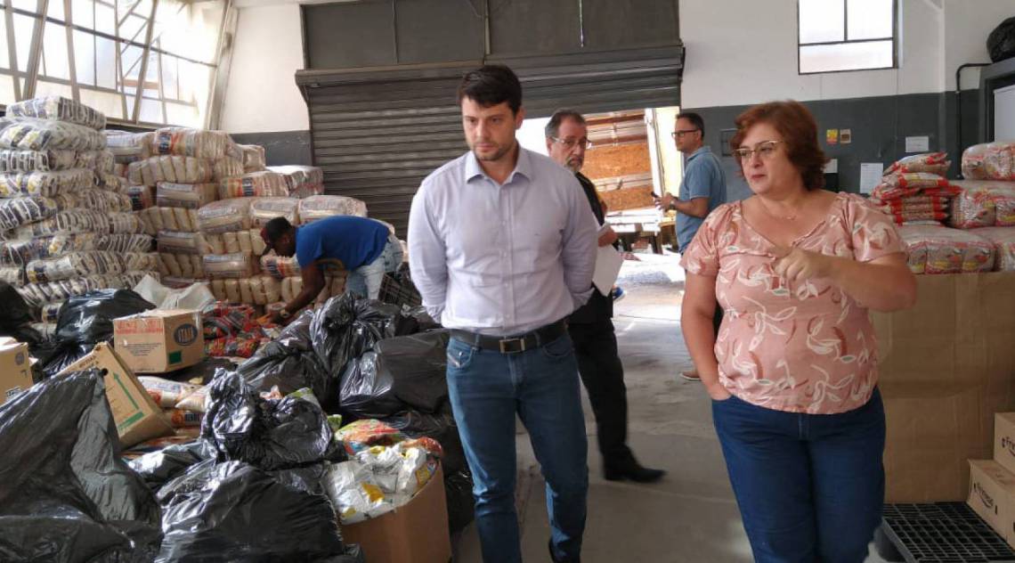 Nos conjuntos há alimentos não perecíveis como arroz, macarrão, leite, biscoito, feijão e farinha - Caio Garin