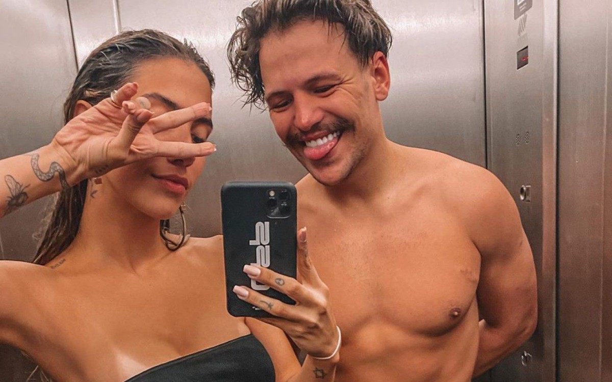 Gabi Brandt e Saulo Poncio posam juntos no elevador