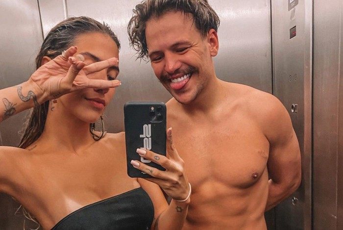 Gabi Brandt e Saulo Poncio posam juntos no elevador - Reprodução Internet