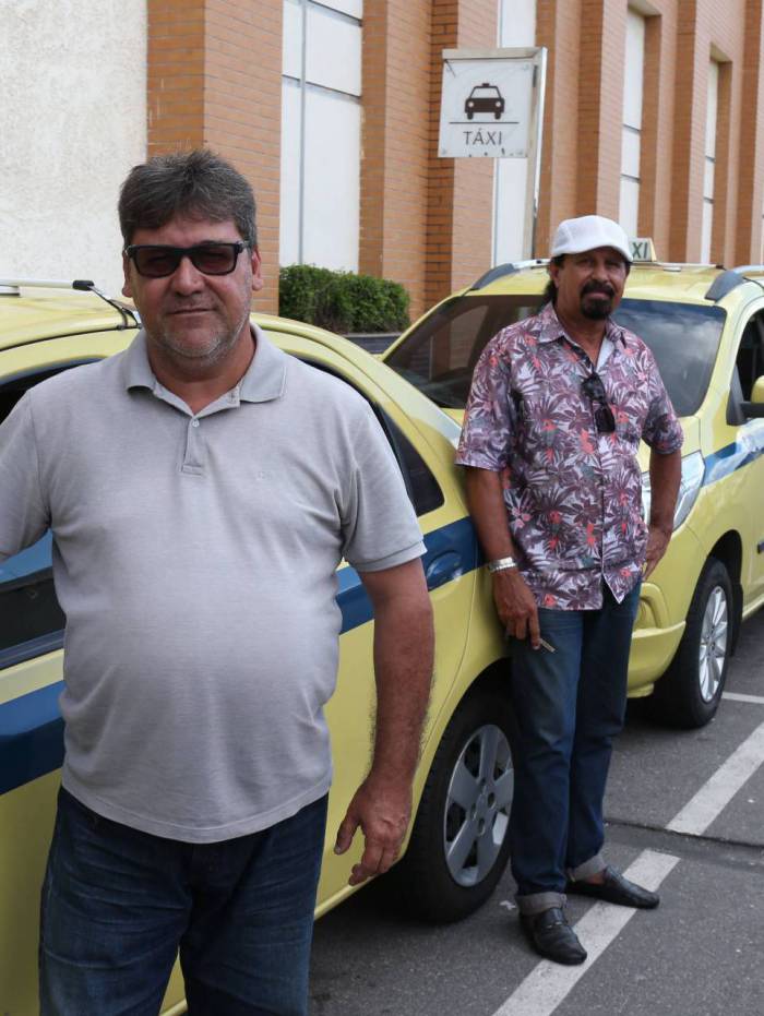 Fila de taxistas no Carioca Shopping: clientes sumiram e crise bate fundo