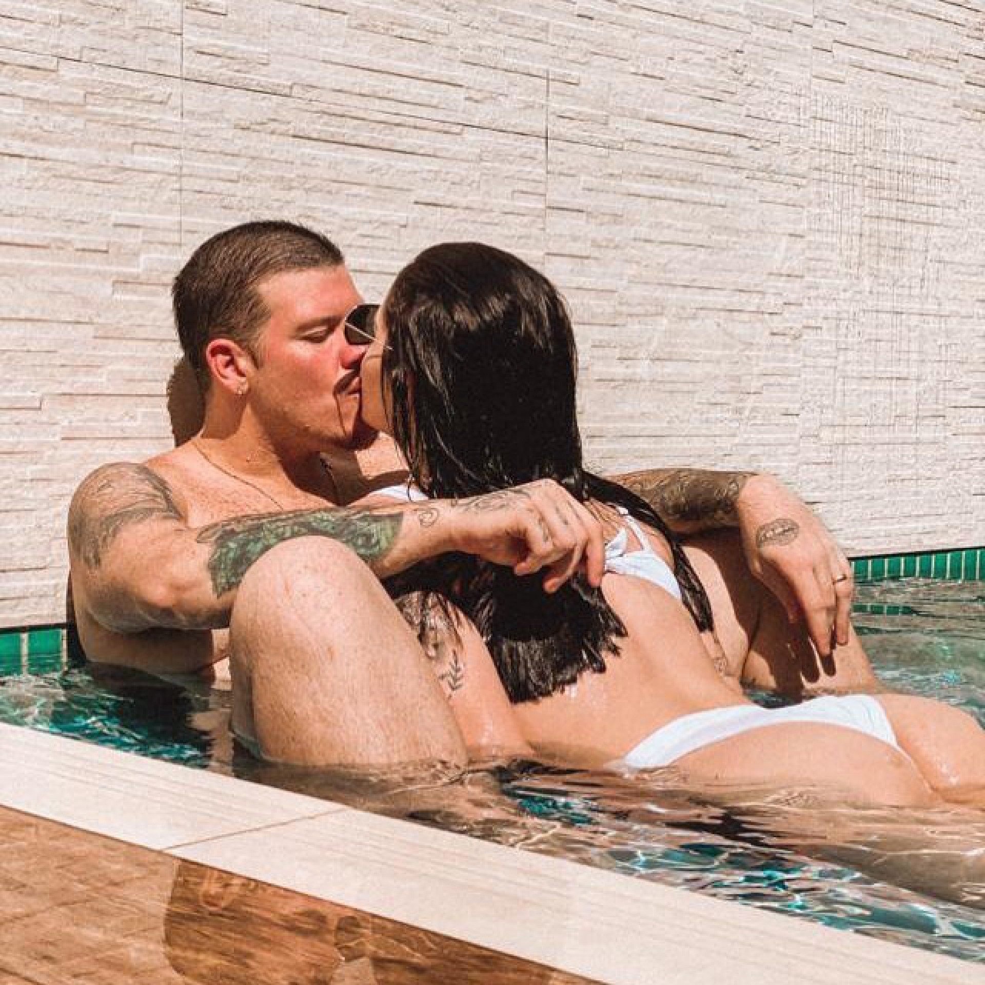 Ferrugem posa com a mulher, Thais Vasconcellos, em clima de romance - Reprodução Internet