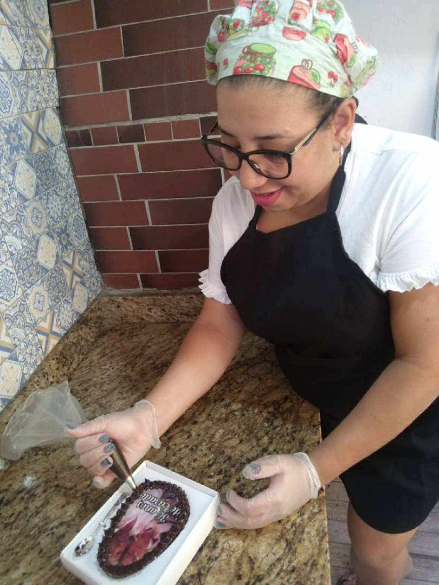 Moradora da Vila Kennedy tem estoque, mas teme pela falta de clientes - Reprodução internet