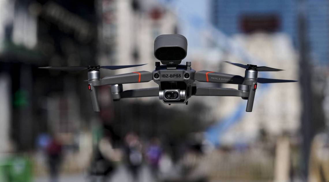 Drones estão sendo usados para entregar comidas e remédios - AFP