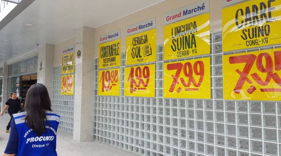 operação contou com fiscais do Procon de Niterói e o reforço de agentes do Procon Estadual - Divulgação / Luciana Carneiro