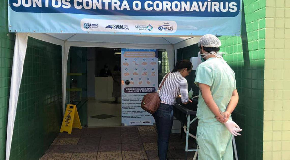Área para lavagem de mãos na entrada do Hospital Municipal Dr. Munir Rafful