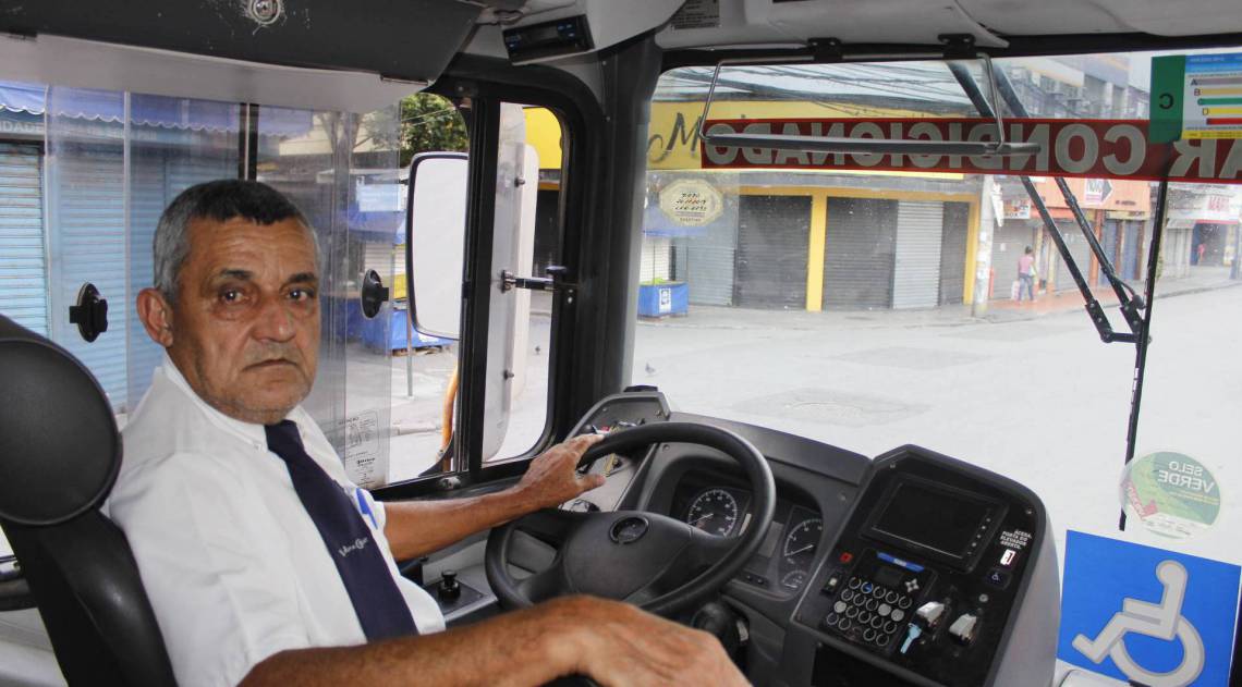 O motorista Vilmar Gouveia já trabalha com as janelas do ônibus abertas