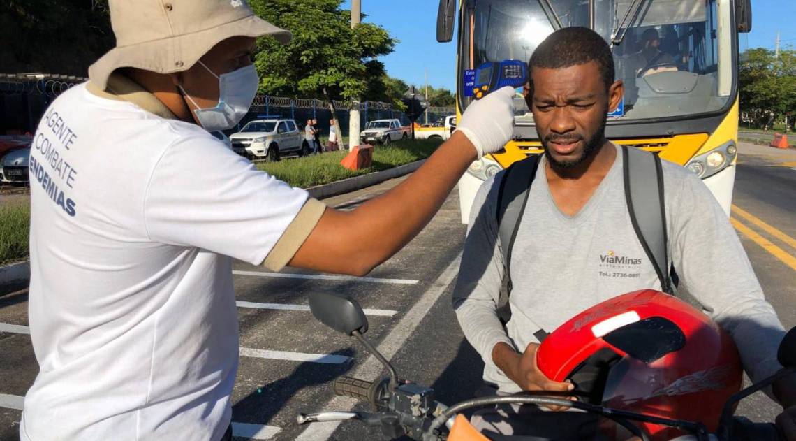 Agentes da SaÃºde mediram a temperatura de motoristas e passageiros de ÃŽnibus na chegada a Campos pela BR-101 - DivulgaÃ§Ã£o prefeitura de Campos