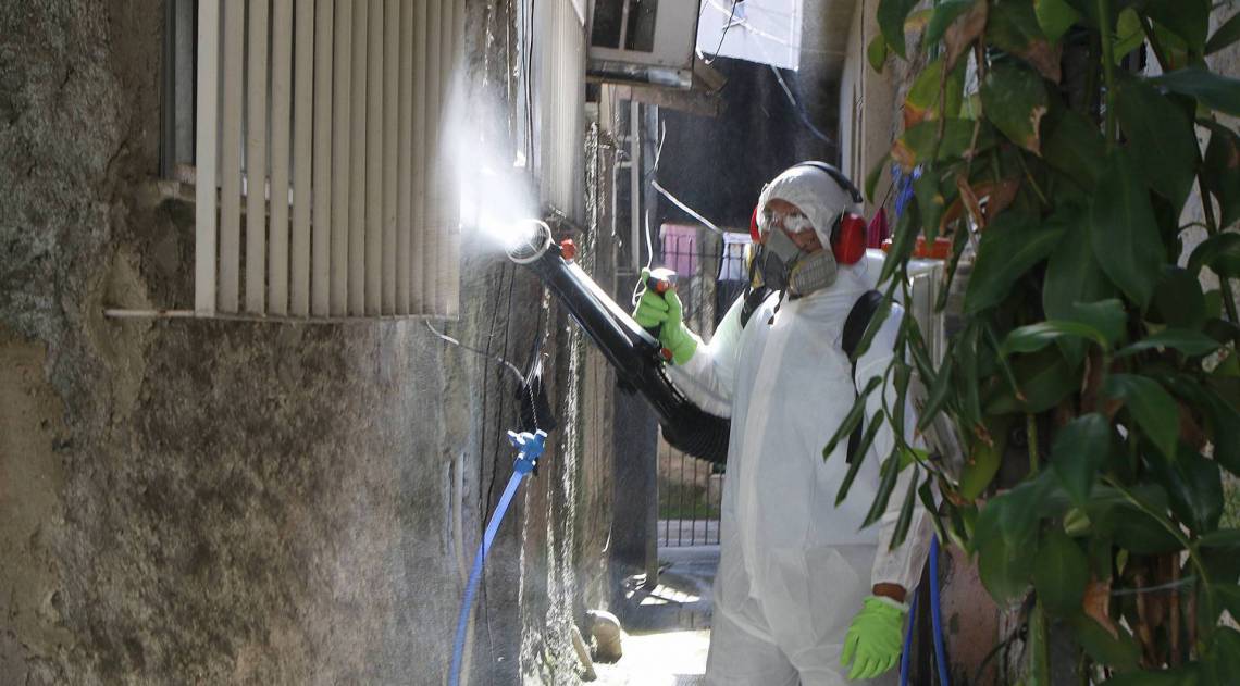 Agentes sanit&aacute;rios fazem higieniza&ccedil;&atilde;o na comunidade Vila Ipiranga, em Niter&oacute;i, visando combater a dissemina&ccedil;&atilde;o do novo coronav&iacute;rus  - Reginaldo Pimenta