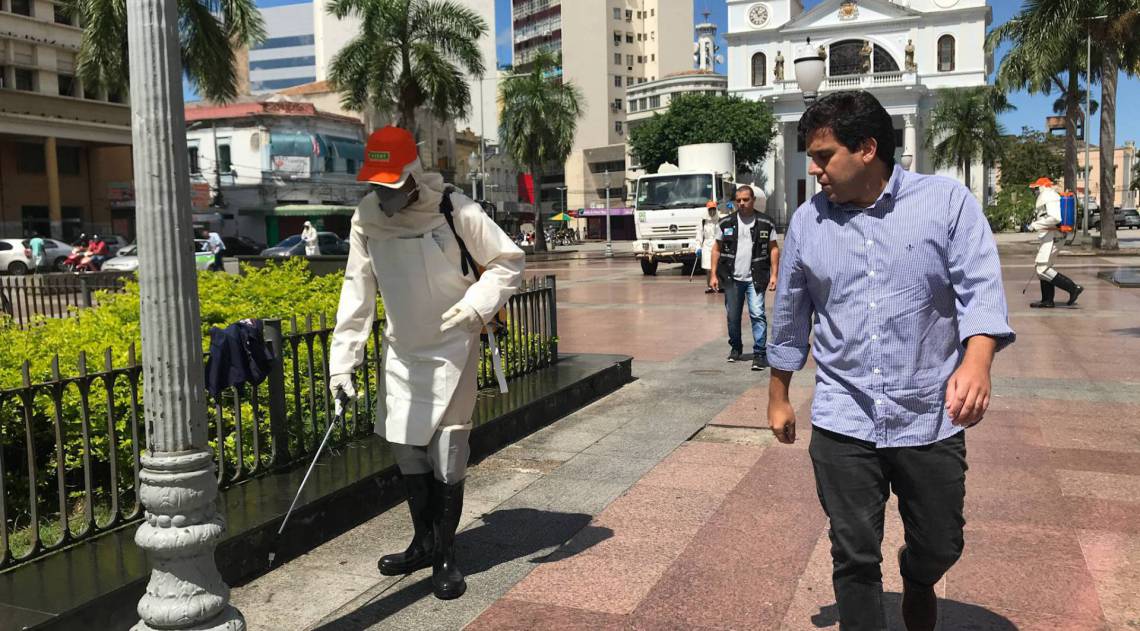 O prefeito de Campos, Rafael Diniz, acompanha a higienização da Praça São Salvador