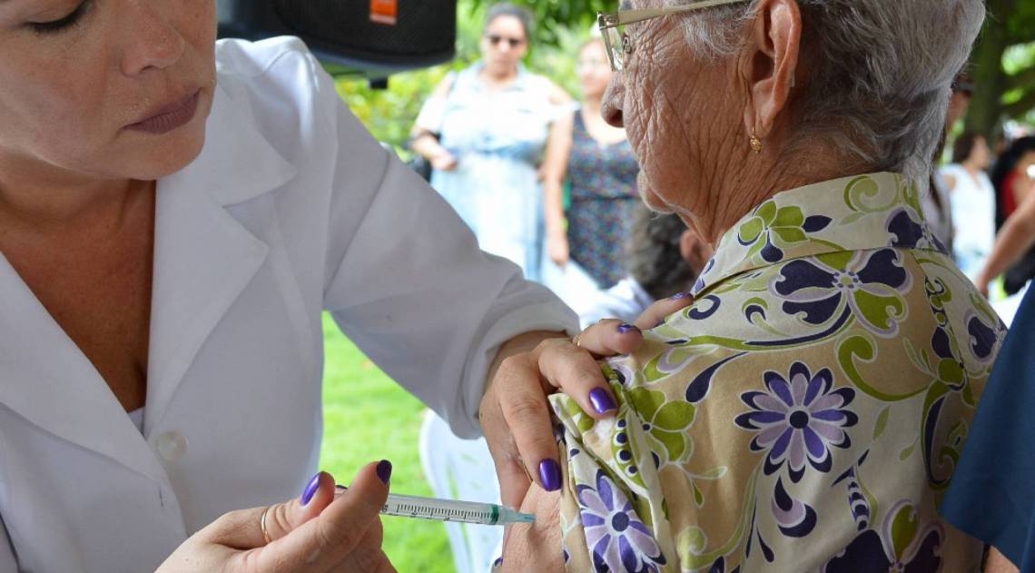 Profissionais da Saúde vacinam idosos em João Pessoa para conter a propagação do novo coronavírus  - Twitter