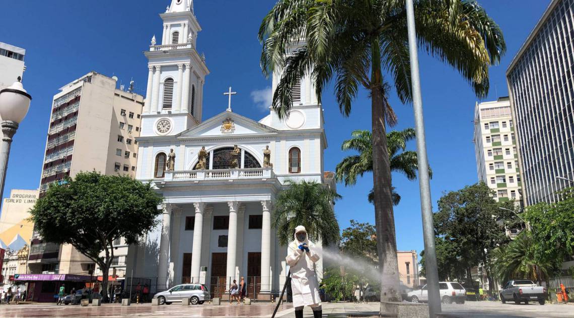 Trabalhador da prefeitura higieniza a Praça São Salvador, em Campos