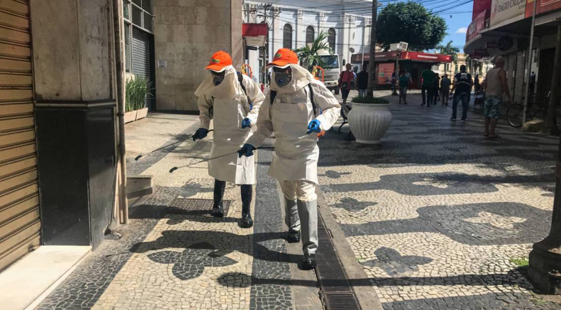 Homens da prefeitura fazem o trabalho de limpeza e higieniza&ccedil;&atilde;o de ruas do Centro de Campos