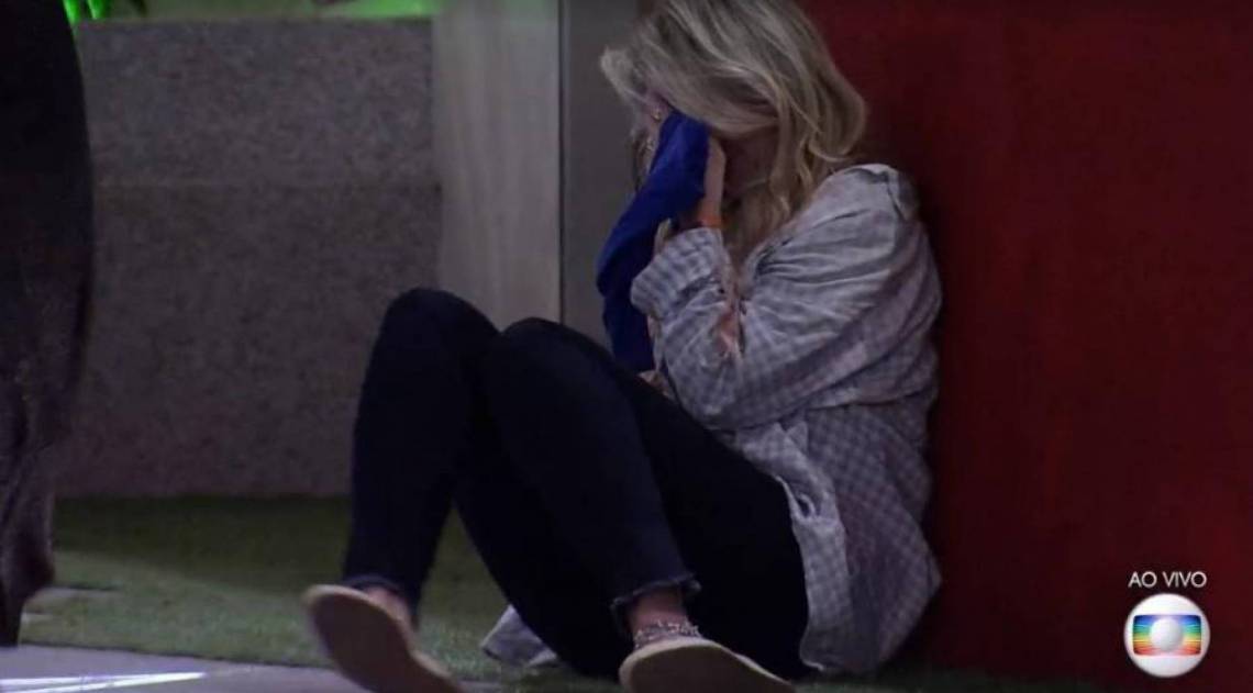 Marcela chora após eliminação de Daniel