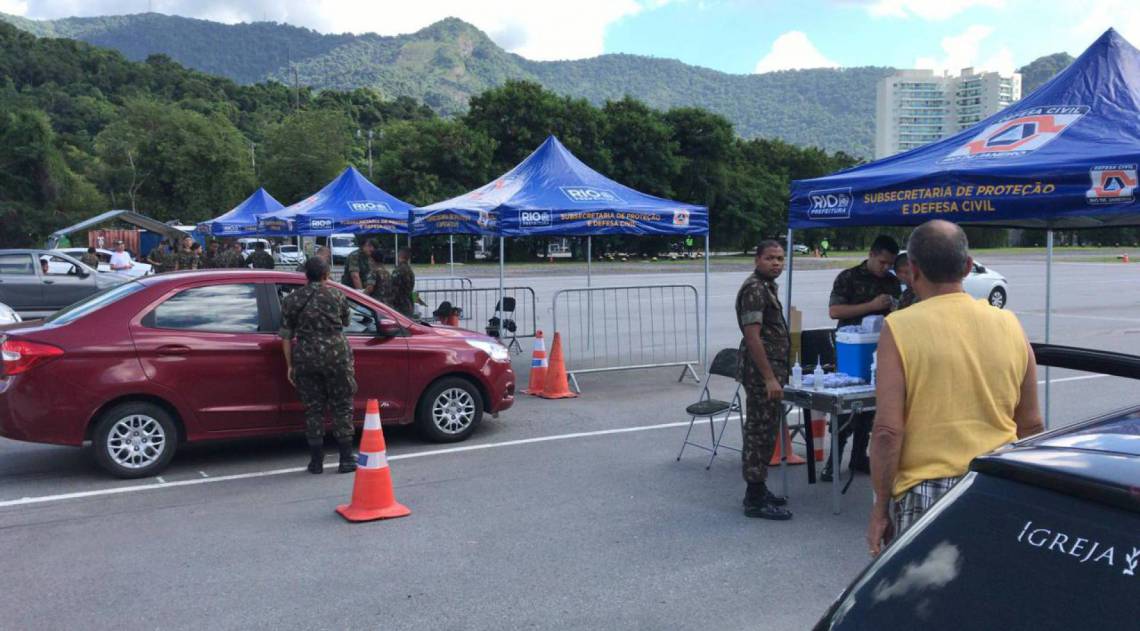 Aplica&ccedil;&atilde;o da vacina &eacute; feita por militares e agentes da Cruz Vermelha