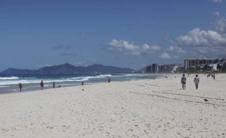 Bombeiros resgatam corpo de mulher encontrado na Praia da Barra