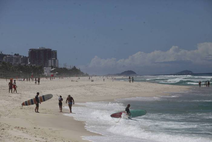 Na Barra, bairro com mais casos no Rio, ainda é grande a movimentação de pessoas, sobretudo nas praias
