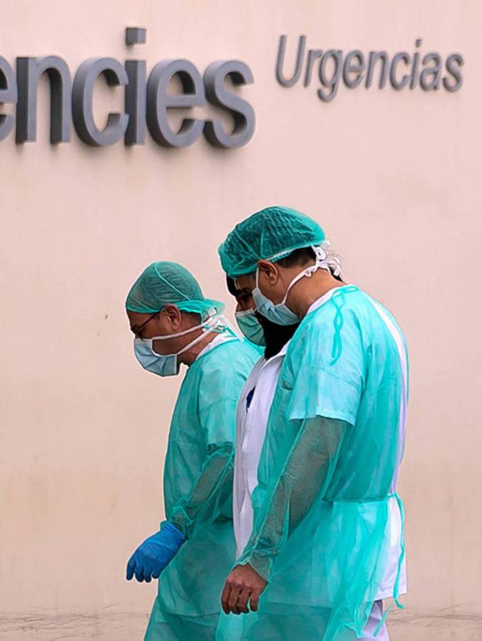 Funcion&aacute;rios do Hospital La Fe, em Val&ecirc;ncia, na Espanha