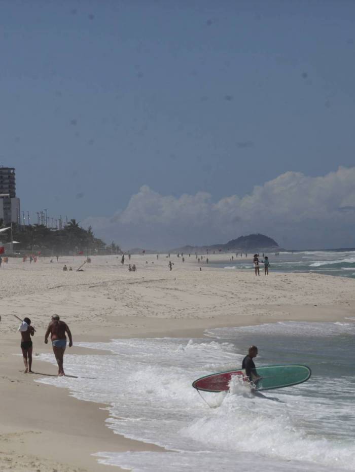 Na Barra, bairro com mais casos no Rio, ainda é grande a movimentação de pessoas, sobretudo nas praias