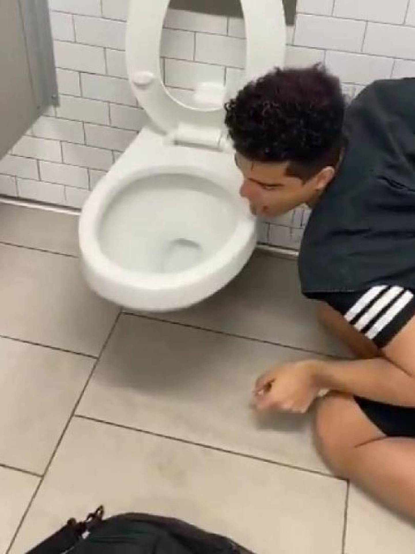 Influenciador digital anunciou que contraiu coronavírus após lamber privada - Reprodução Internet