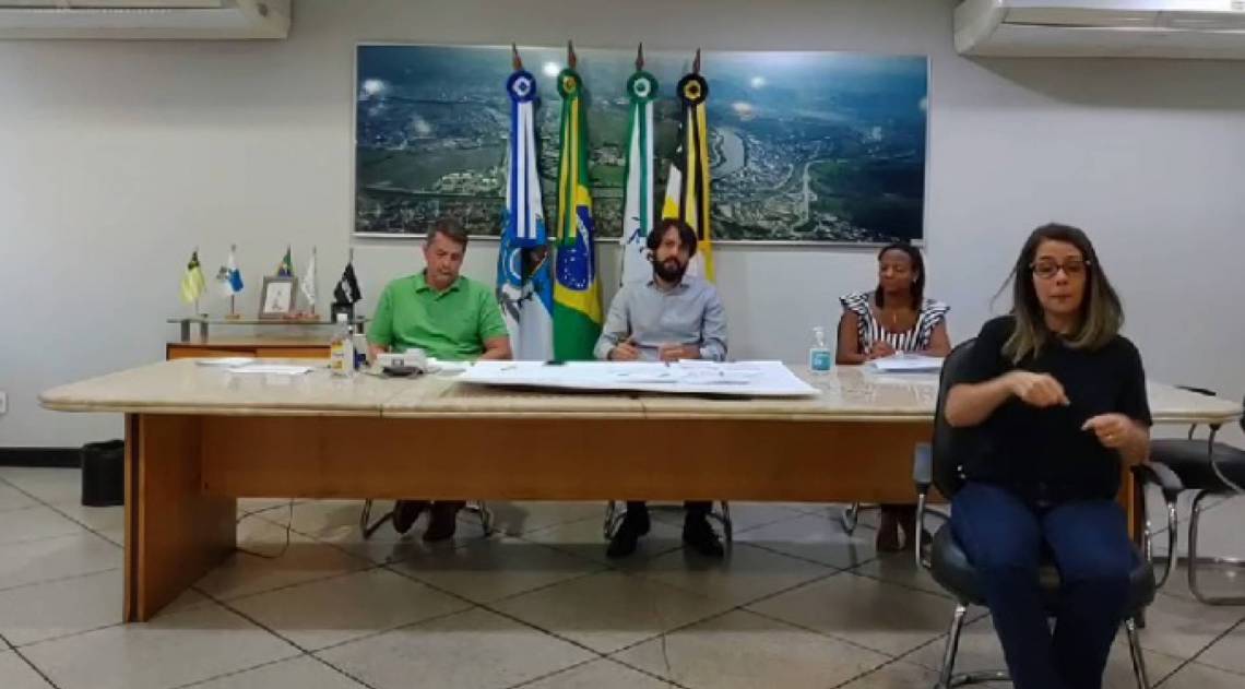 Prefeito Samuca Silva, Secretário Municipal de Saúde, Alfredo Peixoto e Coordenadora da Vigilância Epidemiológica da Secretaria de Saúde, Milene Paula de Souza - Redes Sociais