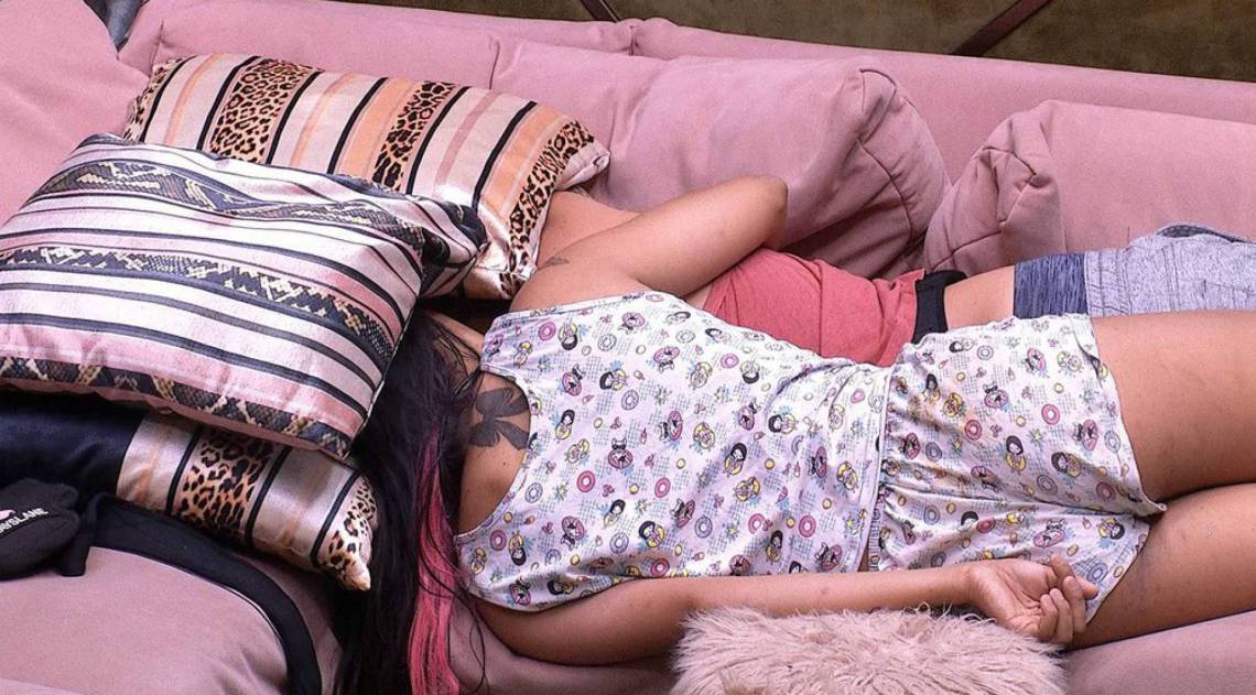 Flay dorme agarrada em Prior - Reprodução de internet