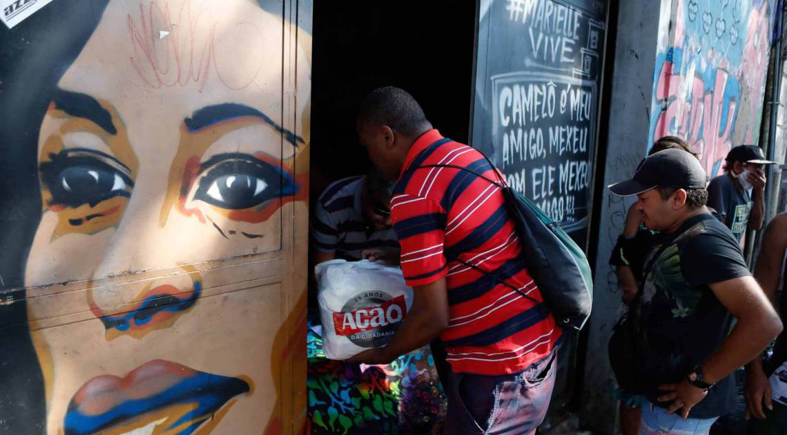 Entrega de cestas básicas a ambulantes no Centro: ações solidárias são cada vez mais comuns - Gilvan de Souza