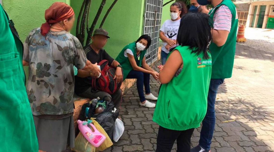 Agentes abordam moradores em situação de rua em Queimados, na Baixada Fluminense