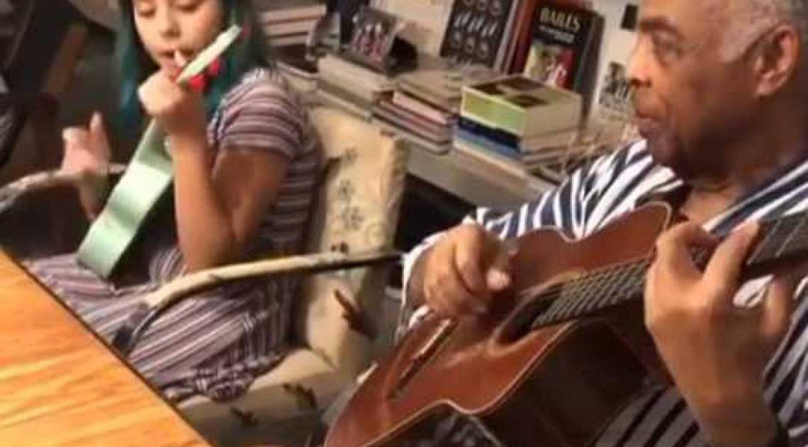 Gilberto Gil toca música de Britney Spears junto com a neta Flor - Reprodução Instagram