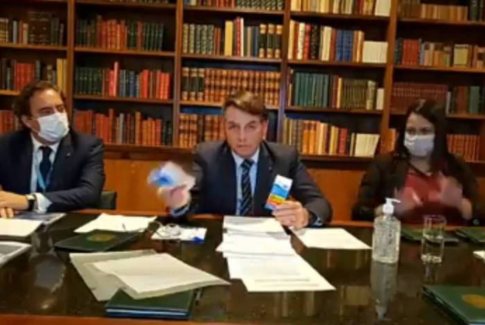Vídeo: Bolsonaro rebate isolamento social e fechamento de lotéricas: 'Vidro é blindado, coronavírus não passa'