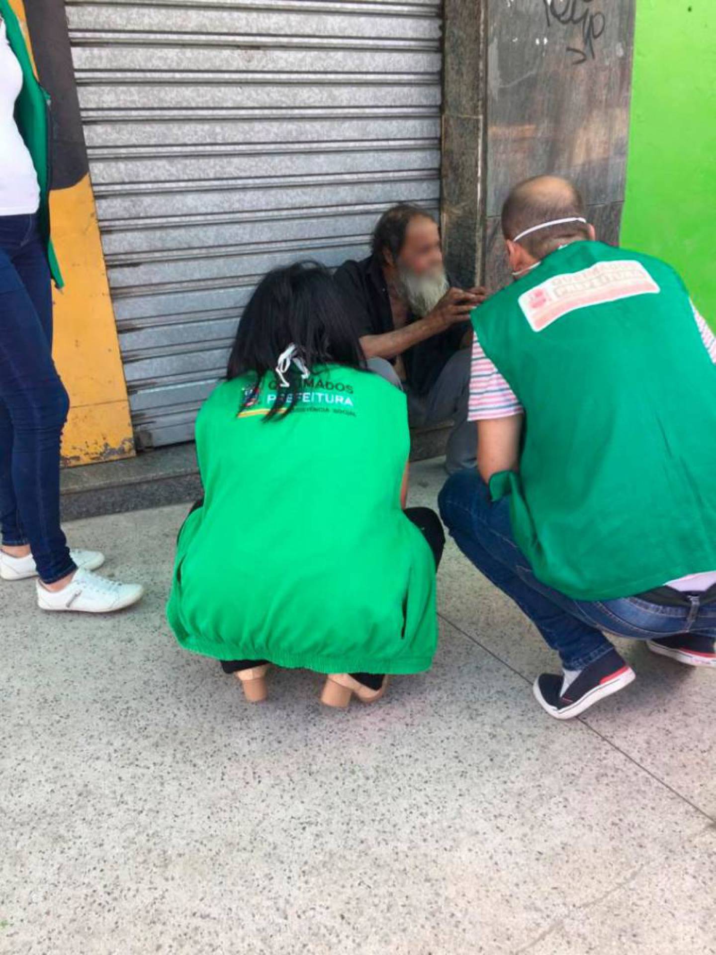 Agentes abordam moradores em situação de rua em Queimados, na Baixada Fluminense